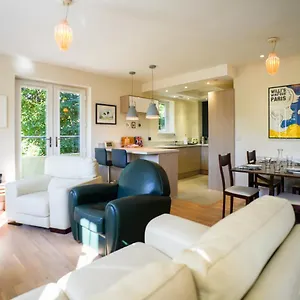 Holiday home Royal Stuart Lane - Townhouse By The Bay With Parking, Cardiff