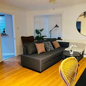 Holiday home Irene By Koya Homes - 2-bedroom Bungalow, Centre & Free Parking, Cardiff