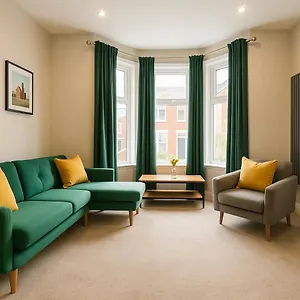 Holiday home 4 Bedroom Spacious House In, Cardiff